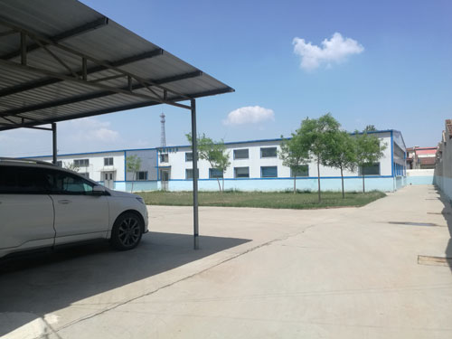 德州健之源地處魯西北平原，毗鄰黃河故道森林公園，生產(chǎn)條件環(huán)境優(yōu)越，擁有現(xiàn)代化的廠房，標(biāo)準(zhǔn)化的生產(chǎn)車間，公司擁有三證：SC食品生產(chǎn)許可證、GMP證、食品出口生產(chǎn)企業(yè)證書，生產(chǎn)過程中采用ISO22000管理體系進(jìn)行科學(xué)管理，并擁有近十年的生產(chǎn)加工經(jīng)驗(yàn)，產(chǎn)品口感、湯色、功效等各項(xiàng)指標(biāo)均能達(dá)到客戶滿意，生產(chǎn)采用全自動(dòng)帶線帶牌袋泡茶包裝機(jī)生產(chǎn)線，有全套的粉碎和超微粉碎、分篩、烘干、滅菌、制粒、制袋等設(shè)備，科學(xué)的生產(chǎn)工藝和嚴(yán)格規(guī)范的滅菌殺毒技術(shù)。