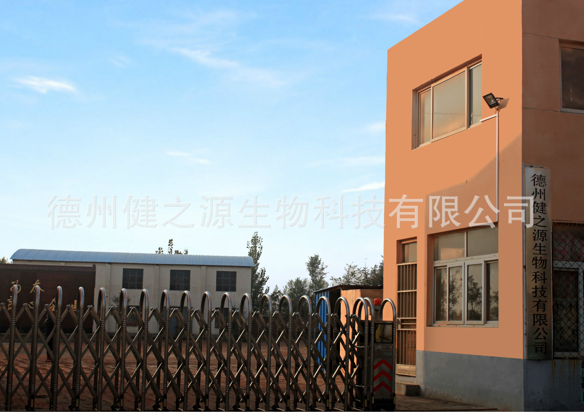 德州健之源生物科技有限公司是一家專業(yè)生產(chǎn)營養(yǎng)素補充劑、SC營養(yǎng)食品公司，業(yè)務(wù)范圍包括固體飲料、壓片糖果、代用茶、沖劑以及各種膳食養(yǎng)生健康食品的生產(chǎn)代工、OEM、 ODM等。公司占地五十余畝，廠區(qū)建筑面積4000余m2，內(nèi)設(shè)生產(chǎn)車間、質(zhì)量控制室、產(chǎn)品檢測中心、陰涼倉庫、辦公用房及輔助用房。生產(chǎn)車間總面積1000余m2，其中保健食品GMP 凈化車間600m2，裸藻片代加工 裸藻復(fù)合壓片糖果OEM  食品片劑貼牌委托生產(chǎn)廠家 一般生產(chǎn)區(qū)400m2；倉儲總面積（原輔料倉庫、成品倉庫、包材倉庫等）2500m2，物料分區(qū)分庫存放；檢測分析室（包括理化分析室、微生物檢驗室、留樣觀察室等）總面積300m2。辦公用房200m2。流水生產(chǎn)線承接粉劑，片劑，袋泡茶，顆粒劑 等劑型的成品、半成品代加工。  公司成立專項實驗室，引進山東中醫(yī)藥大學(xué)的醫(yī)藥技術(shù)部部長等相關(guān)專業(yè)人員組建科研團隊，在分子生物學(xué)、微 生物發(fā)酵、藥食同源、新資源食品研究等方面實行研產(chǎn)一體化，針對不同方向的營養(yǎng)課題進行探討研究，并將科研成果轉(zhuǎn)化為生產(chǎn)力，為產(chǎn)業(yè)化生產(chǎn)提供技術(shù)支撐。